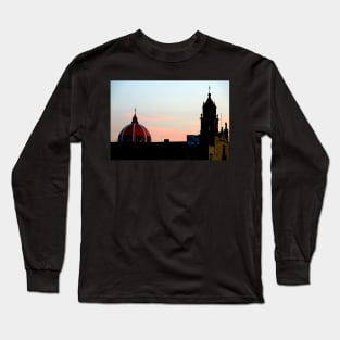 Coucher de soleil sur l'église de Guadalajara Long Sleeve T-Shirt